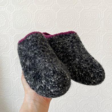 Womens 8/9 Slippers in Marbled Black and Purple
